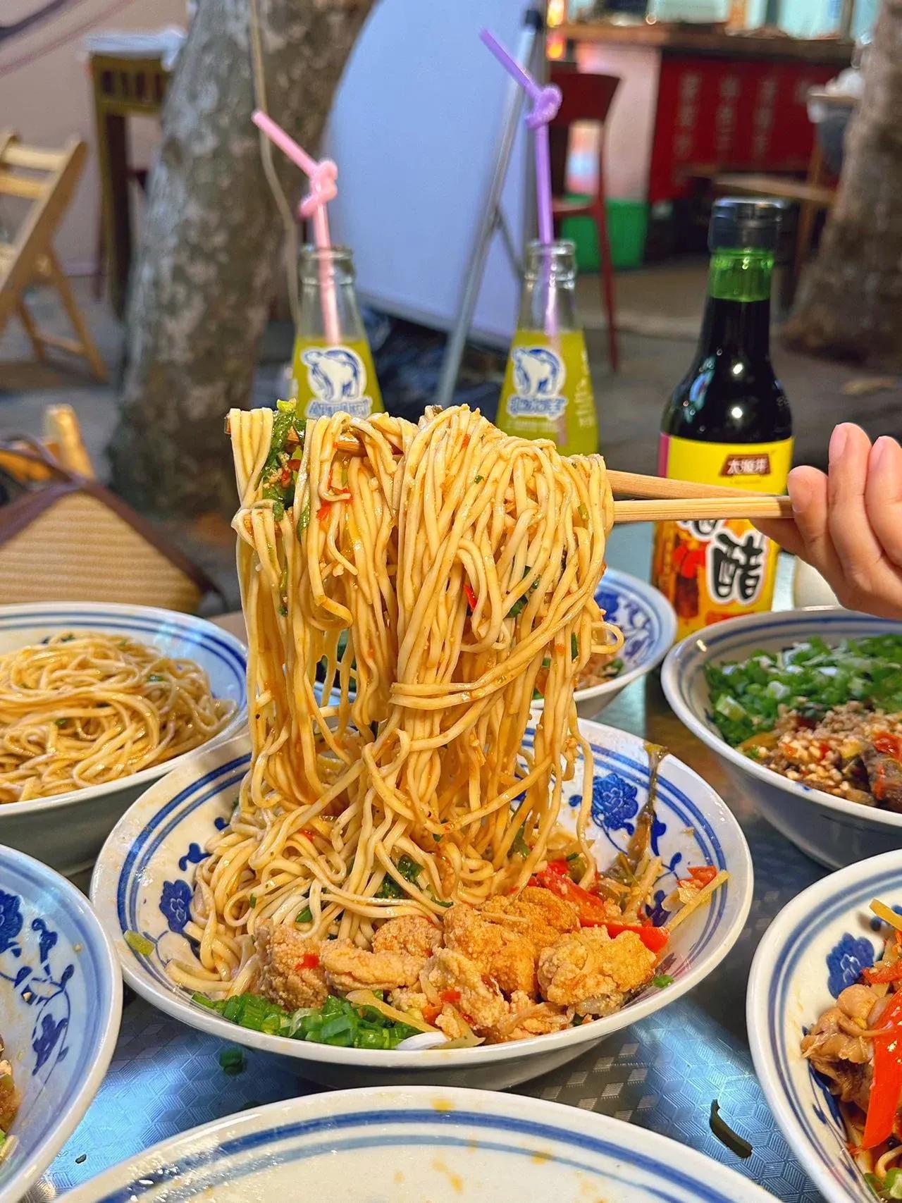 成都 天黑了吃完这碗鱼蛋面再回家！

成都土著打堆堆的牛市口老街区
大家都知道这