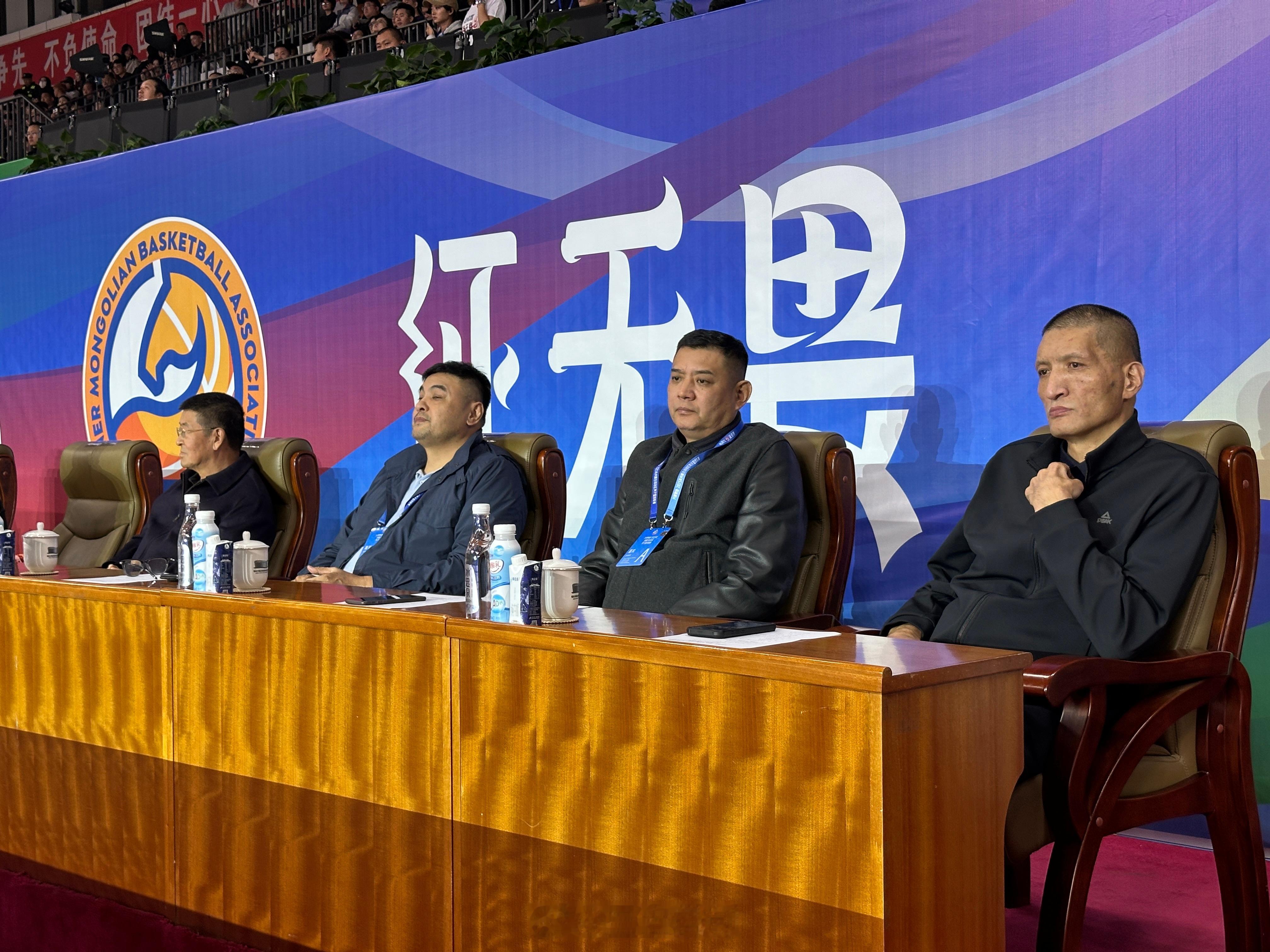 2025蒙BA北疆燃征无畏96黄金一代现身蒙BA揭幕战 这三人在这一坐，霸气！ 
