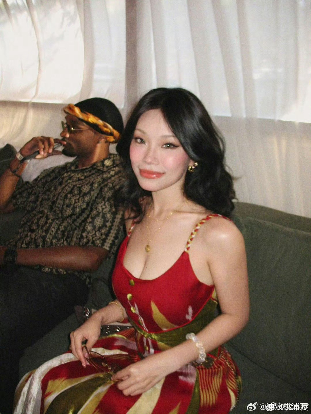 万妮达与男友合照万妮达和男友Harikiri的最新合照很有质感，两人站在一起既富