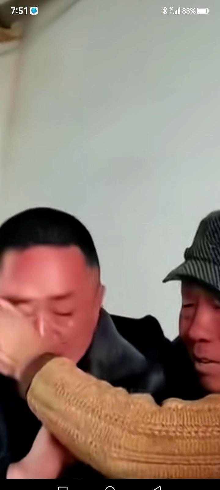 大老爷们儿泪汪汪，老丈人亲手给擦眼泪！
这事儿听着就新鲜。

原来是大年初二回门