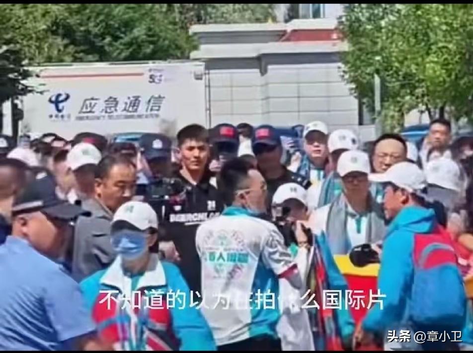 网友说：这哪是做慈善，这简直是在拍国际大片慈善背后的生意 作秀式慈善 高调慈善争