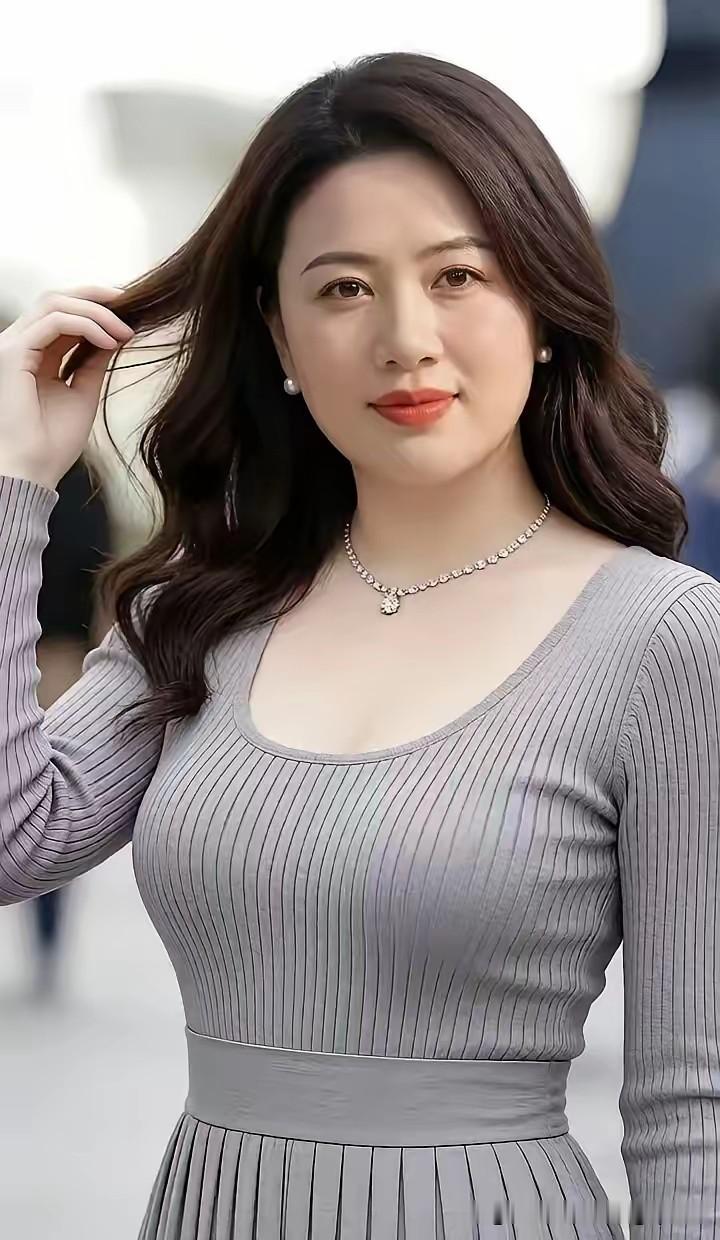 这个女人一定贤，
容颜出众貌安然。
那个有福把她娶，
续句：举案齐眉日子甜。
从