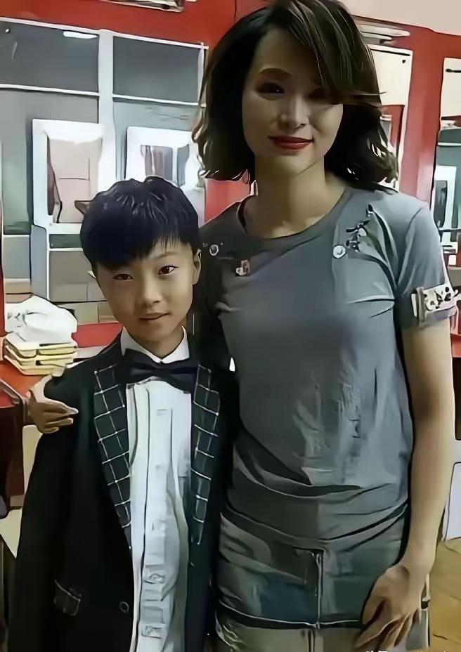 老公欠下9亿巨债，董卿没闹离婚，而是褪去光环回归普通。她穿着素衣给儿子开毕业典礼