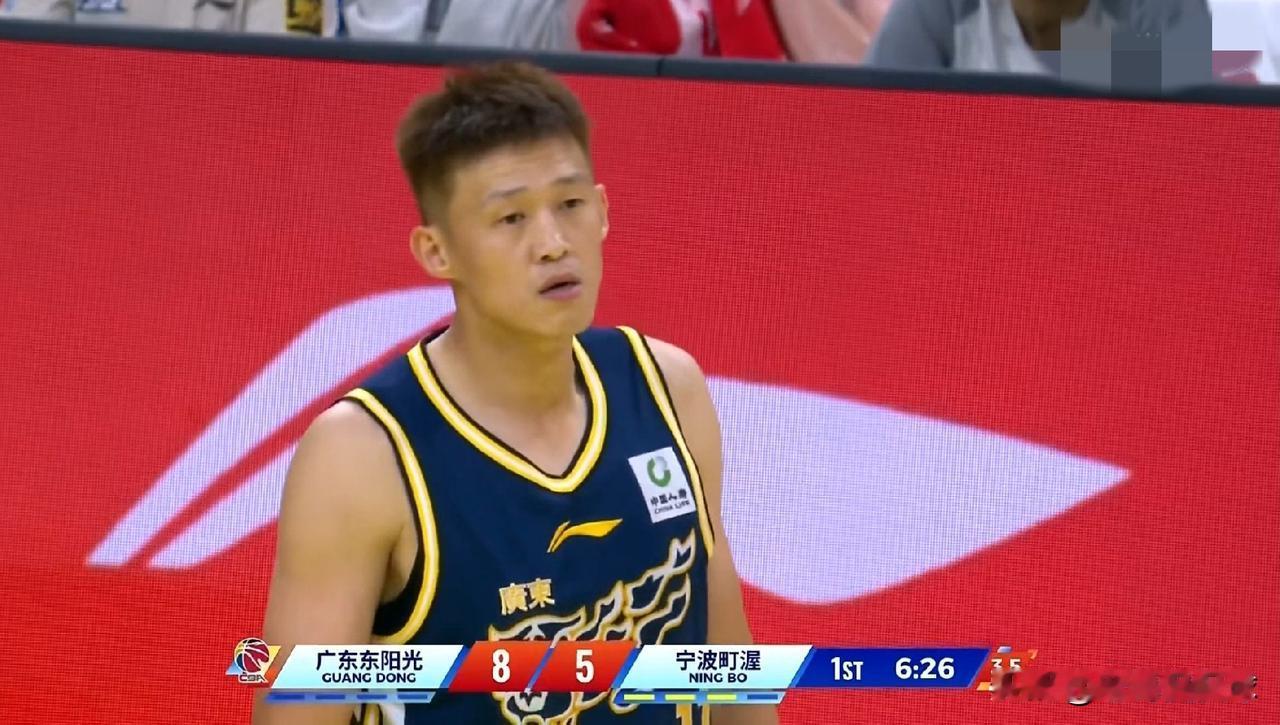 广东东阳光老将周鹏终于有自知之明了！在今天广东东阳光主场迎战宁波町渥的比赛中，目