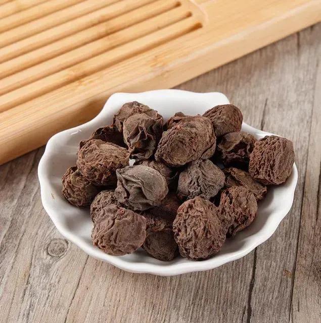 乌梅虽丑，但对息肉有奇效！很多人都不知道，这个黑乎乎的果子竟然有着强大的对付息肉