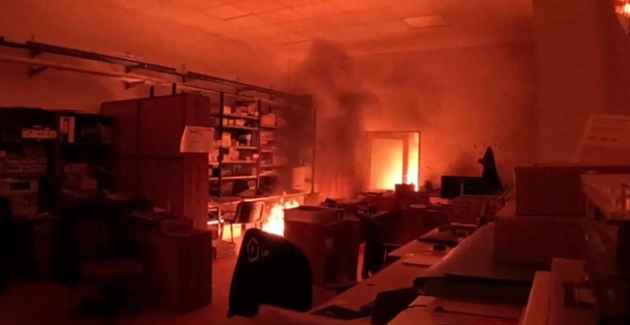 炸了！捷克的一场大火，把以色列军工巨头彻底烧懵了。精密厂房转眼就成了一具空壳。