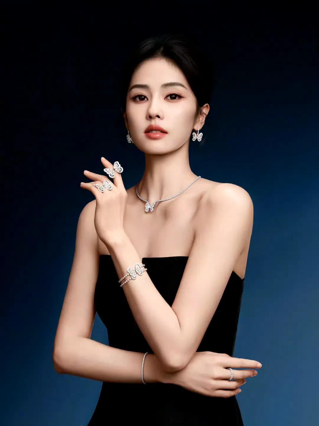 白鹿直播直言"自己太瘦了"，一句话戳中镜头审美与身体感受的错位。
 
镜头里的纤