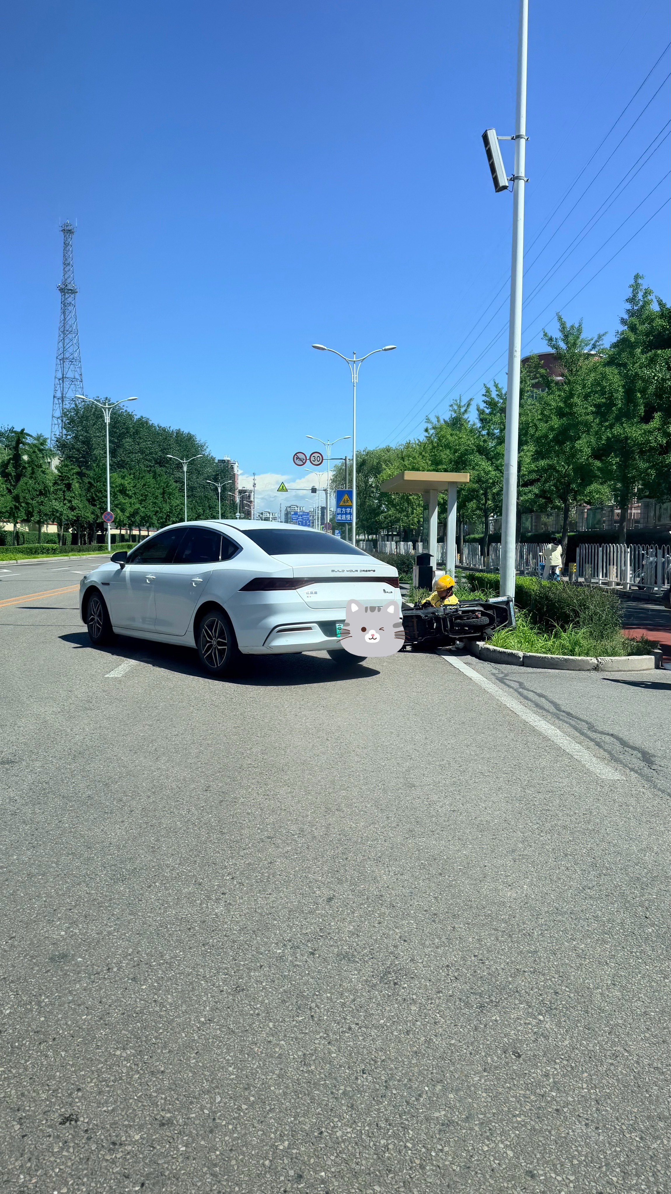出行注意安全另外，如果电动车被撞了，一定要人员躺倒现场么？天气挺热的，挪一边休息