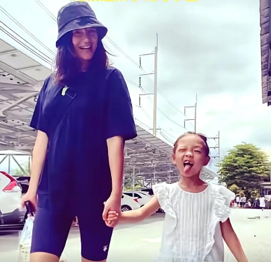 54岁的瞿颖自曝很享受现在的婚姻状态

她的伴侣是一位民航机长，对方还带着两个女