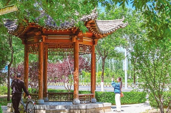 【“口袋公园”便民惠民】5月14日，太原市小店区李家庄公园内树木葱郁、亭台古雅，