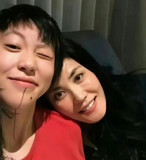 王菲看了窦靖童歌手总决赛王菲看窦靖童歌手总决赛：最好的爱是安静守望歌手总决赛的热