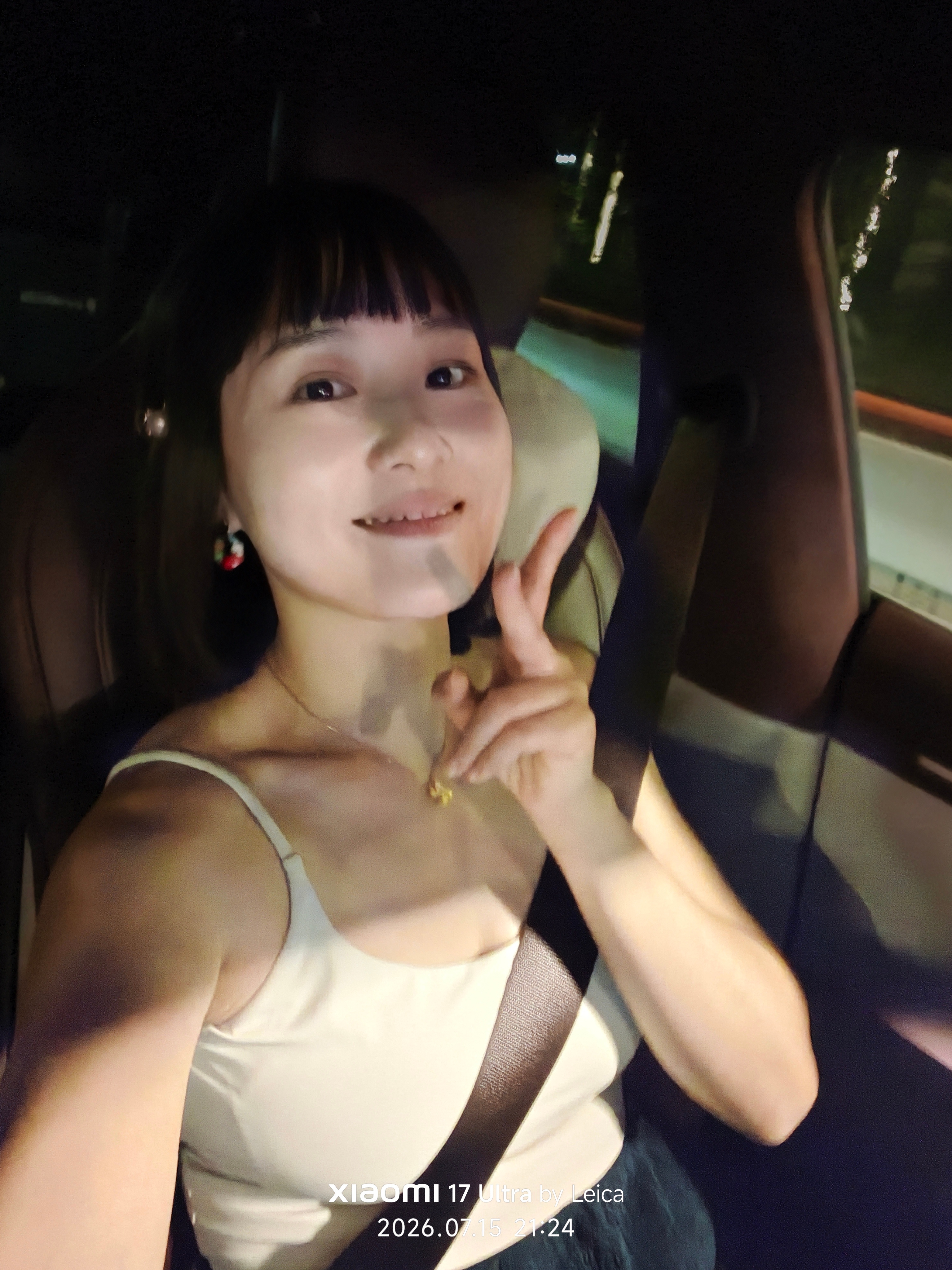 给大家汇报一下，这次剪的齐刘海，我感觉齐刘海能显得更年轻付卷卷付卷卷