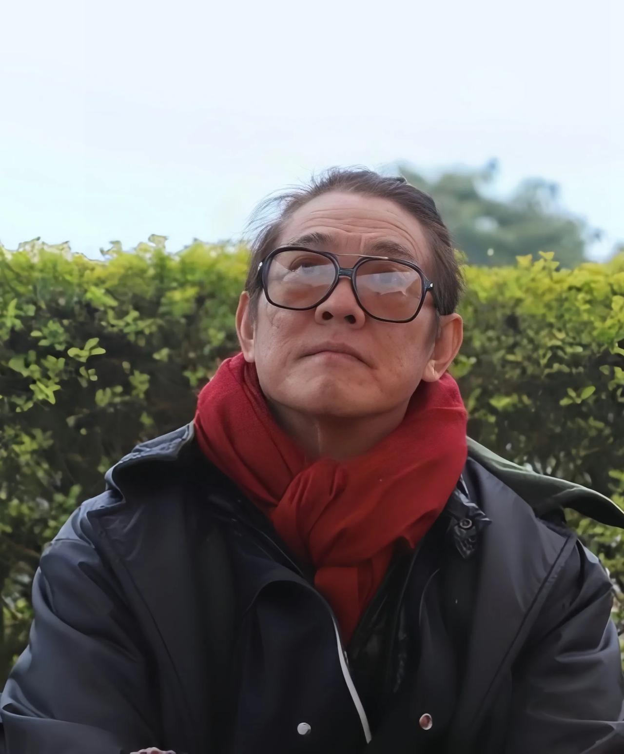 他现在也老了，没有往日的风采。