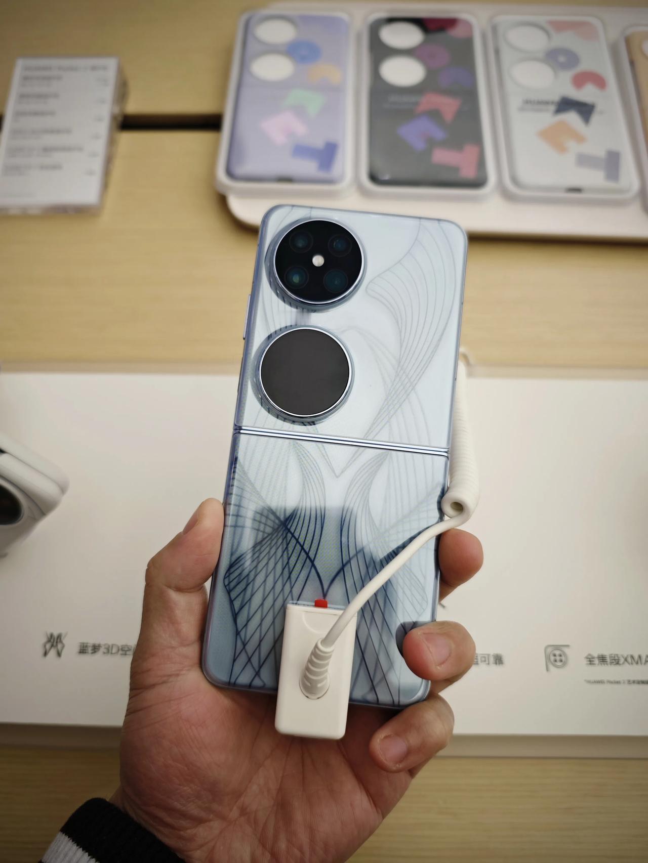 华为Pocket 2蓝梦艺术定制版，整体的设计和机身的质感确实不错呀！