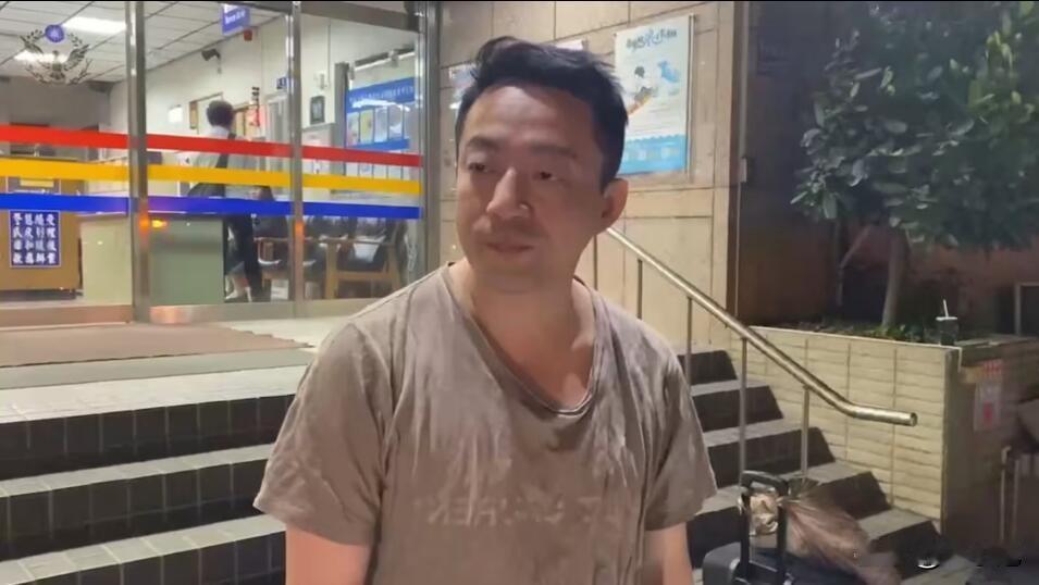 汪小菲就是有这个本事！把名牌穿成了地摊货。
大出洋相的汪小菲，一身衣衫褴褛。衣服