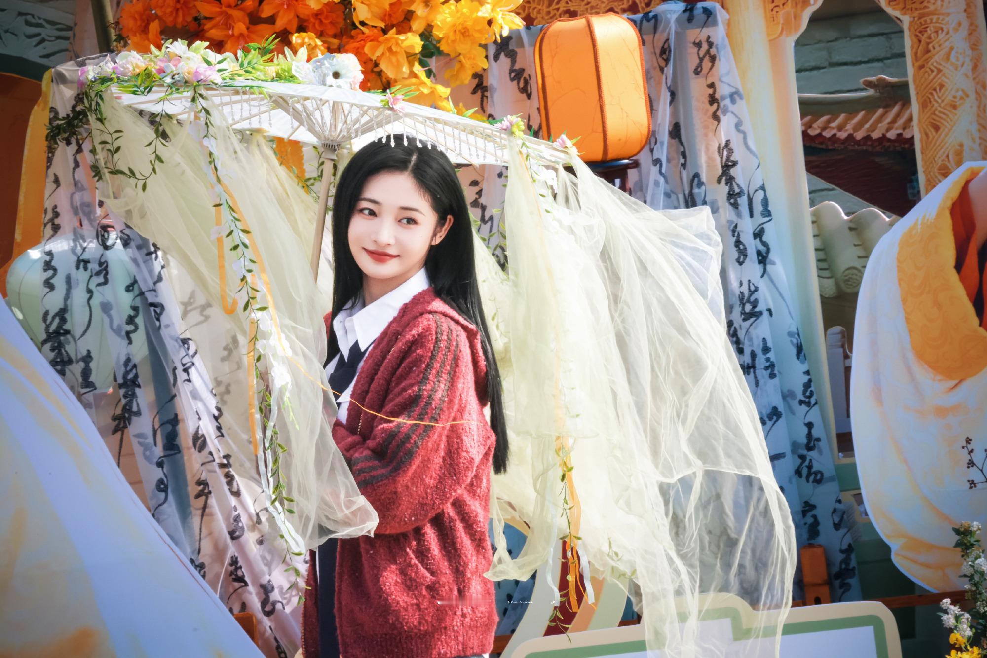 周洁琼因为拍戏行程冲突不参与I.O.I回归💧谁能懂她为了重组大半年没休息🥹那