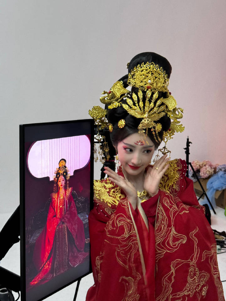 黄羿这死丫头实在貌美我就这样拜倒在女帝的红裙下，肯定还有其他的小伍碎片 ​​​