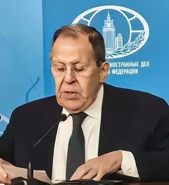 俄罗斯外长拉夫罗夫在年度记者会上火力十足，直接戳穿了西方国家虚伪的画皮。他狠狠批