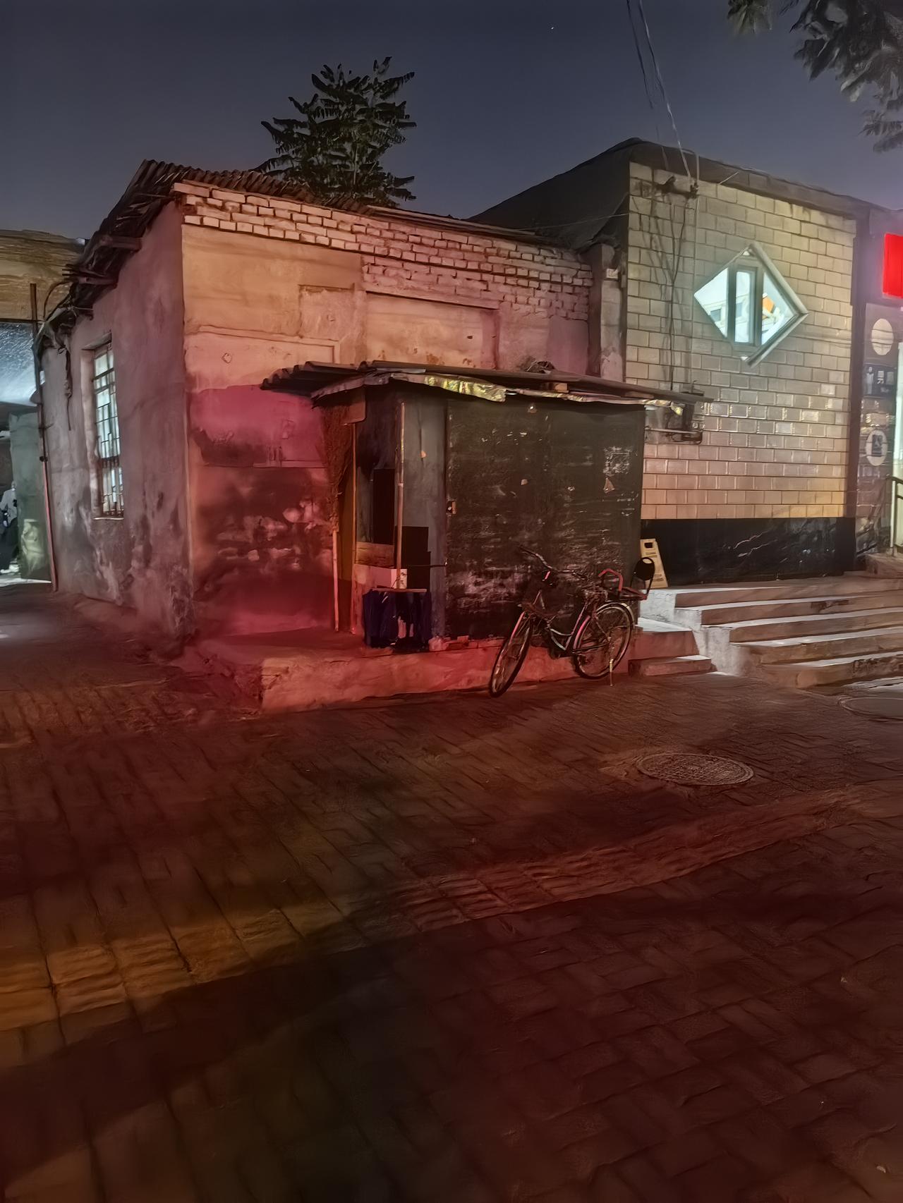 路上偶见，居然里面住了个男的。
