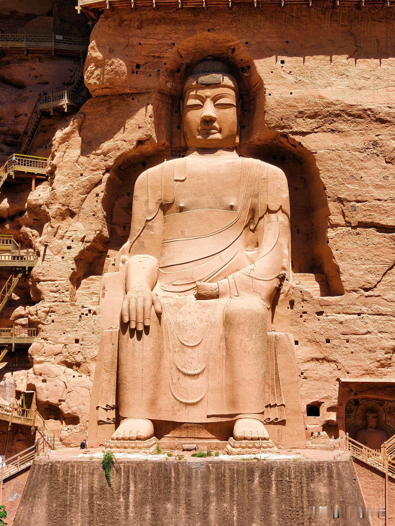 黄土高原与青藏高原交界，黄河劈开小和山赤色丹霞，在永靖刘家峡的碧水深处，藏着一座