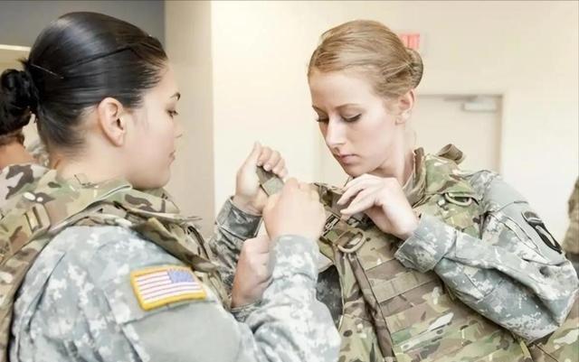 任何一艘美航母上，都要带足大量女兵？她们在航母上有什么作用？
很多人好奇，美国航