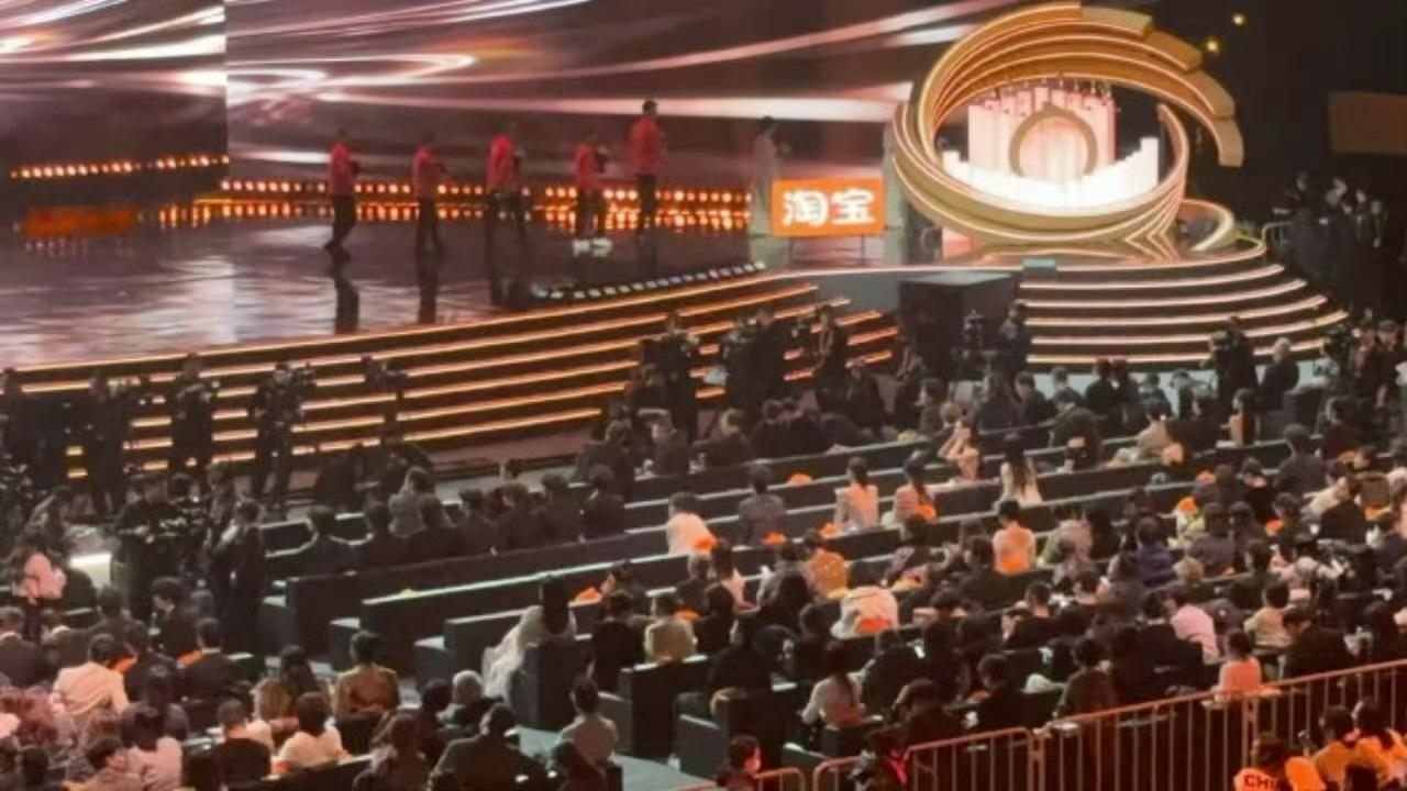 微博之夜工作人员现在在紧急重新贴艺人座位名字了，因为🌸抢C搞得第二排一个艺人都