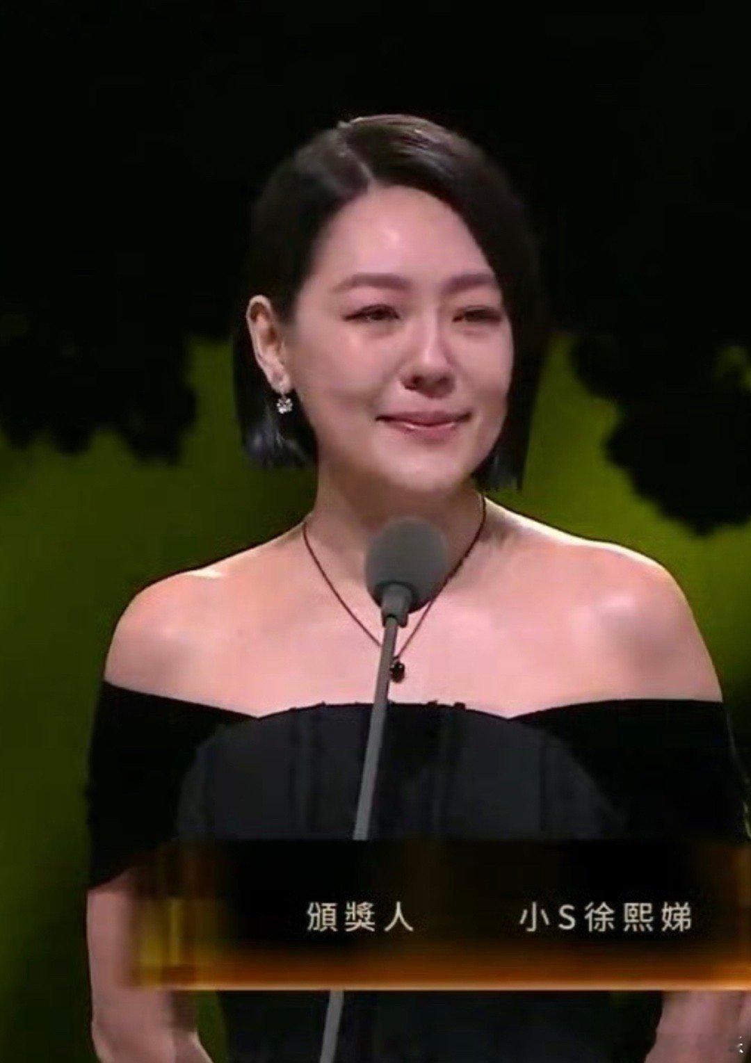 据后台工作人员透露，播放悼念影片时小S泣不成声…那可是她最爱的姐姐啊🥹“徐熙娣