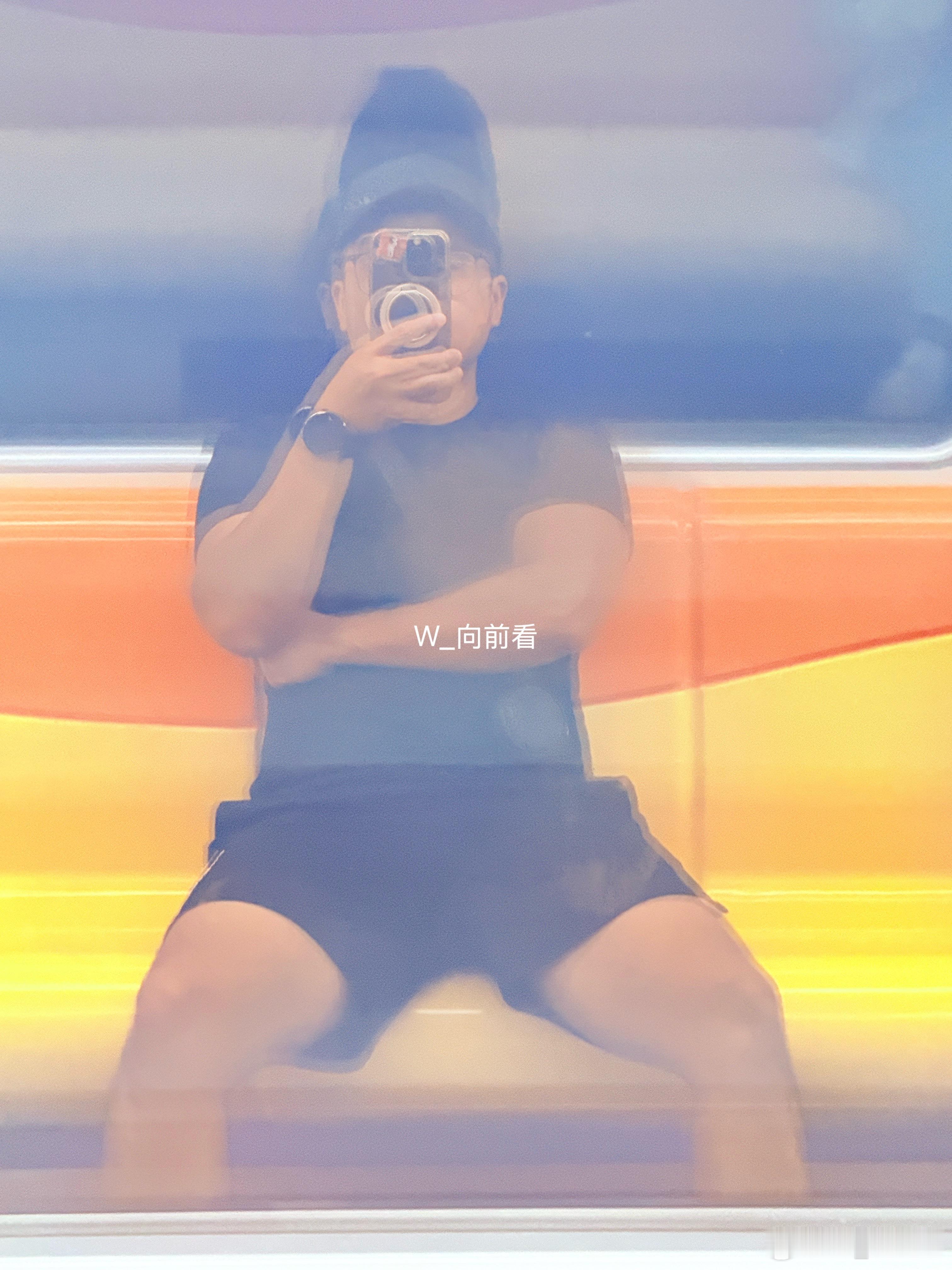 突然意识到自己上年纪的瞬间以前熬夜随便造，一觉睡到日上三竿。现在变了，记性时不时