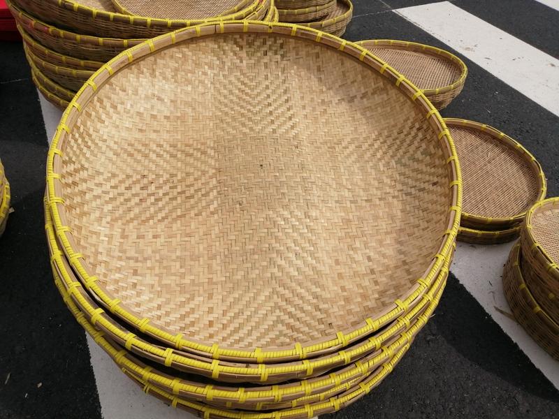 筛子筛麦子确实是五十六十年代农村常见的传统农活。那时收打麦子可是大事，麦子入库前