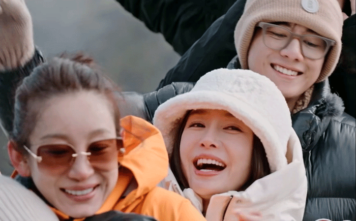 秦岚在花少头发都没油成这样谁懂！秦岚在客栈忙到头发油到没妆造，收拾、迎客、处理问