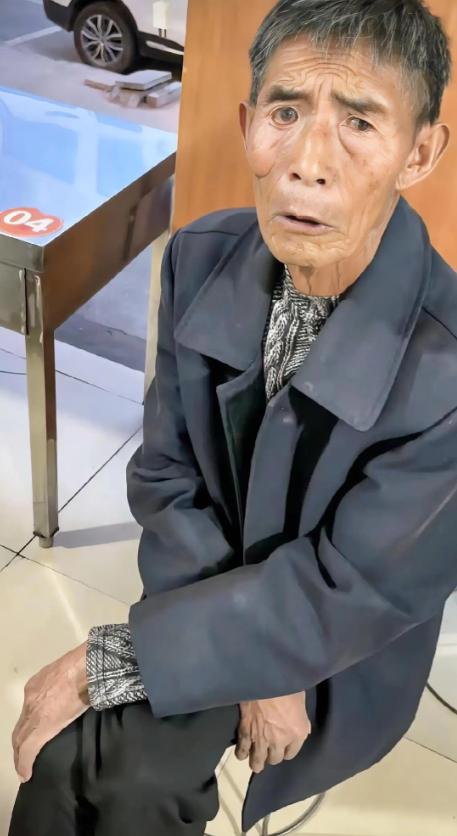 感动哭了！四川凉山，84岁爷爷带着三个孙子进店吃饭，他毫不犹豫地给三个孙子点好了