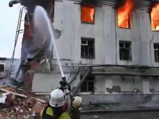 “如果敢打乌克兰，那么我就炸莫斯科，如果中方收复台湾，那么我就炸北京”，这是特朗