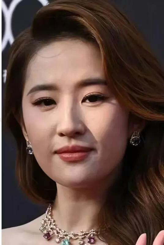 30岁的女神姐姐刘亦菲也有点老了
在没有任何滤镜和妆容修饰的情况下，刘亦菲的法令