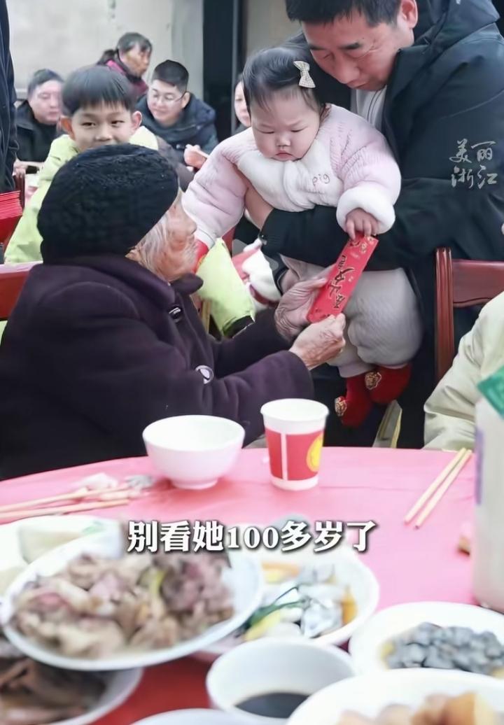 浙江宁波103岁的张和仙老奶奶一脸福相，耳不聋眼不花，这么大年纪还能自理，她精神