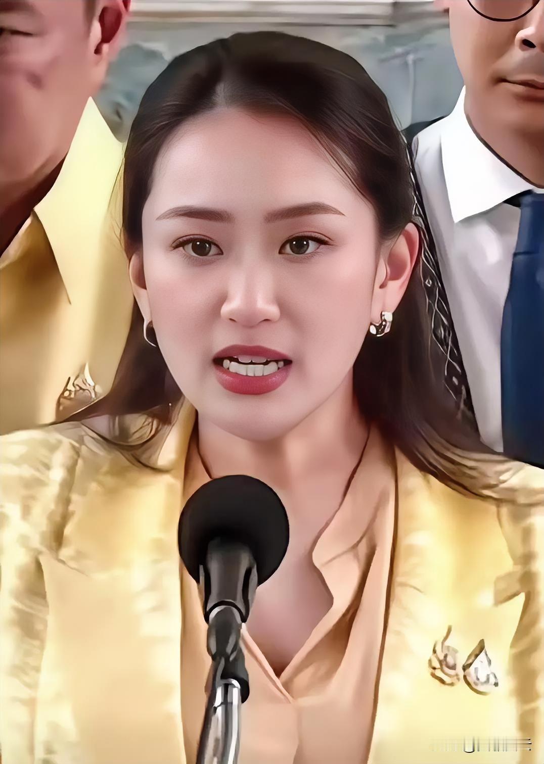 就在刚刚
泰国正式宣布了
8月29日，总理佩通坦刚刚被宪法法院裁定违反宪法，直接
