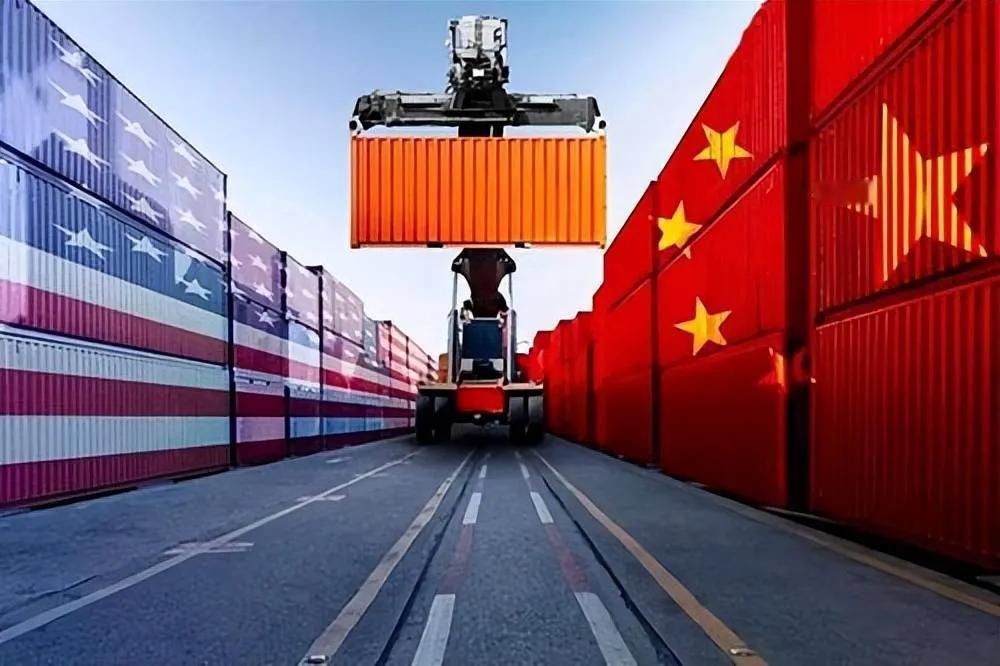 法国媒体报道说：特朗普今年上任就对华开打关税战，当时不少国家都觉得中国顶不住，没