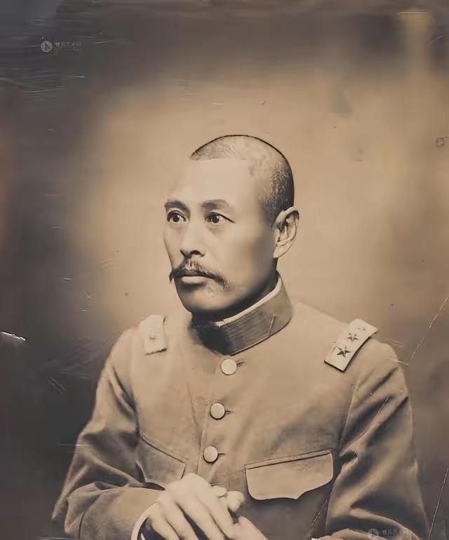 1927年6月，吴佩孚在逃往四川途中，遭遇土匪袭击，秘书长张启煌被打死。吴佩孚抱