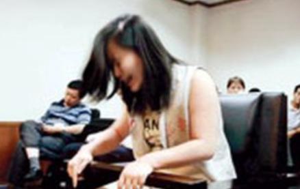 2006年，法庭审判中，死刑犯刘晶晶在被带至法庭时情绪极度失控，她语无伦次，泪水