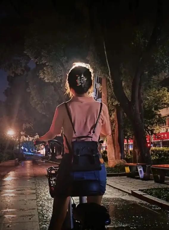 广东惠州，刚成年才 1 天的女生深夜独自骑车回家，途中被一名 35 岁陌生男子驾