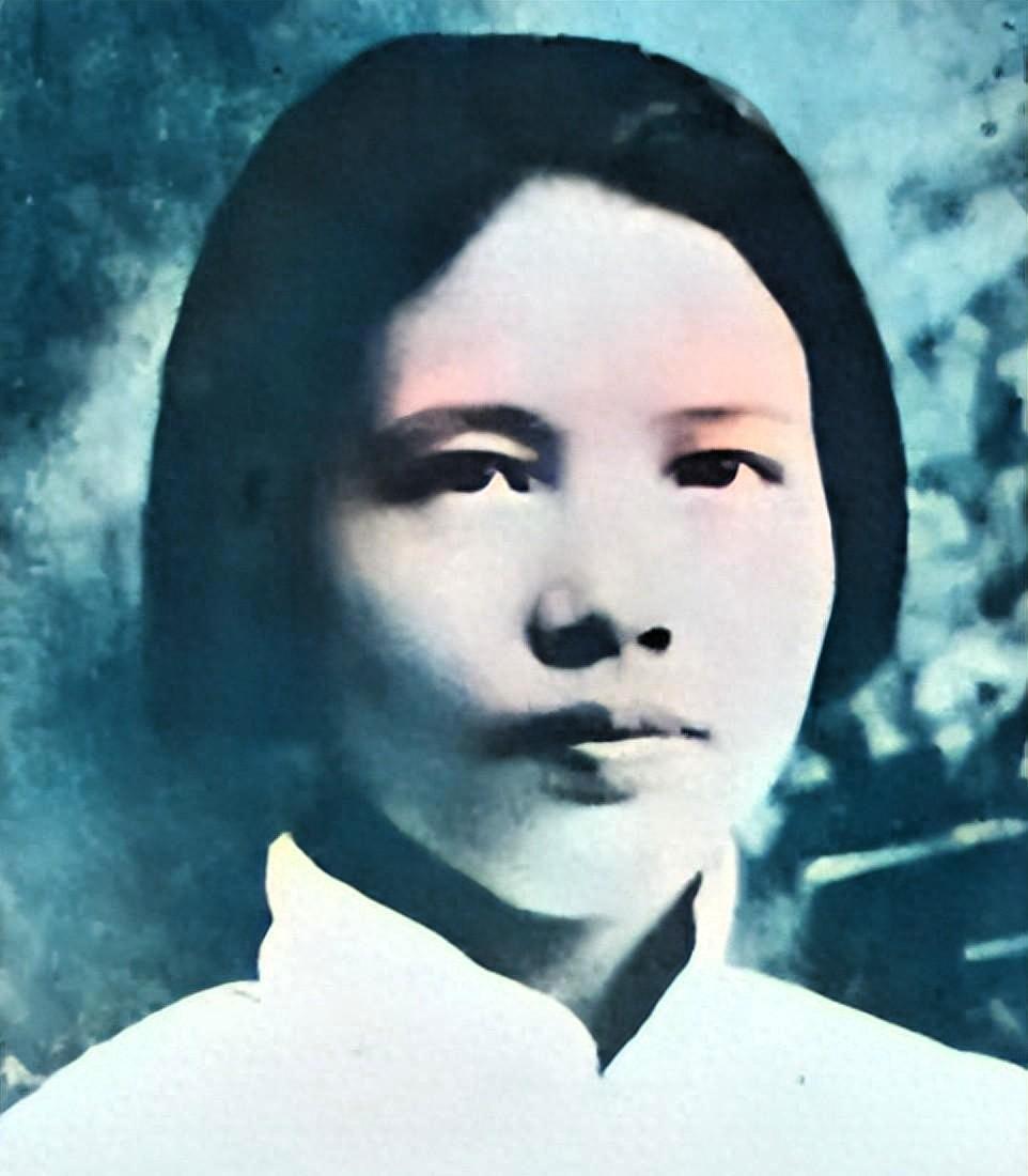 她是我党重要女创始人，被同志们尊称为“革命的老祖母”，她就是向警予。
向警予是党