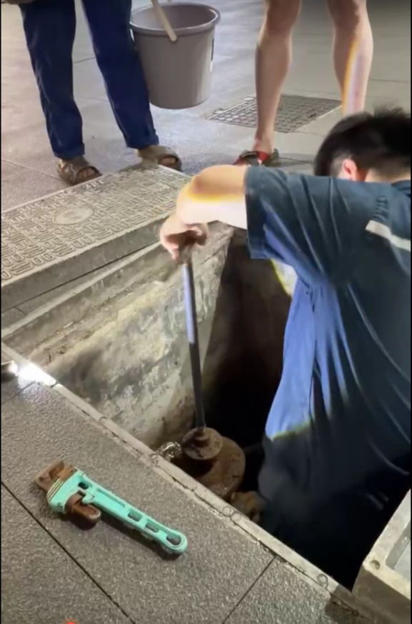施工人员误操作宁波鄞州一小区夜间突然停水3小时 7月14日晚，宁波鄞州学府一号小