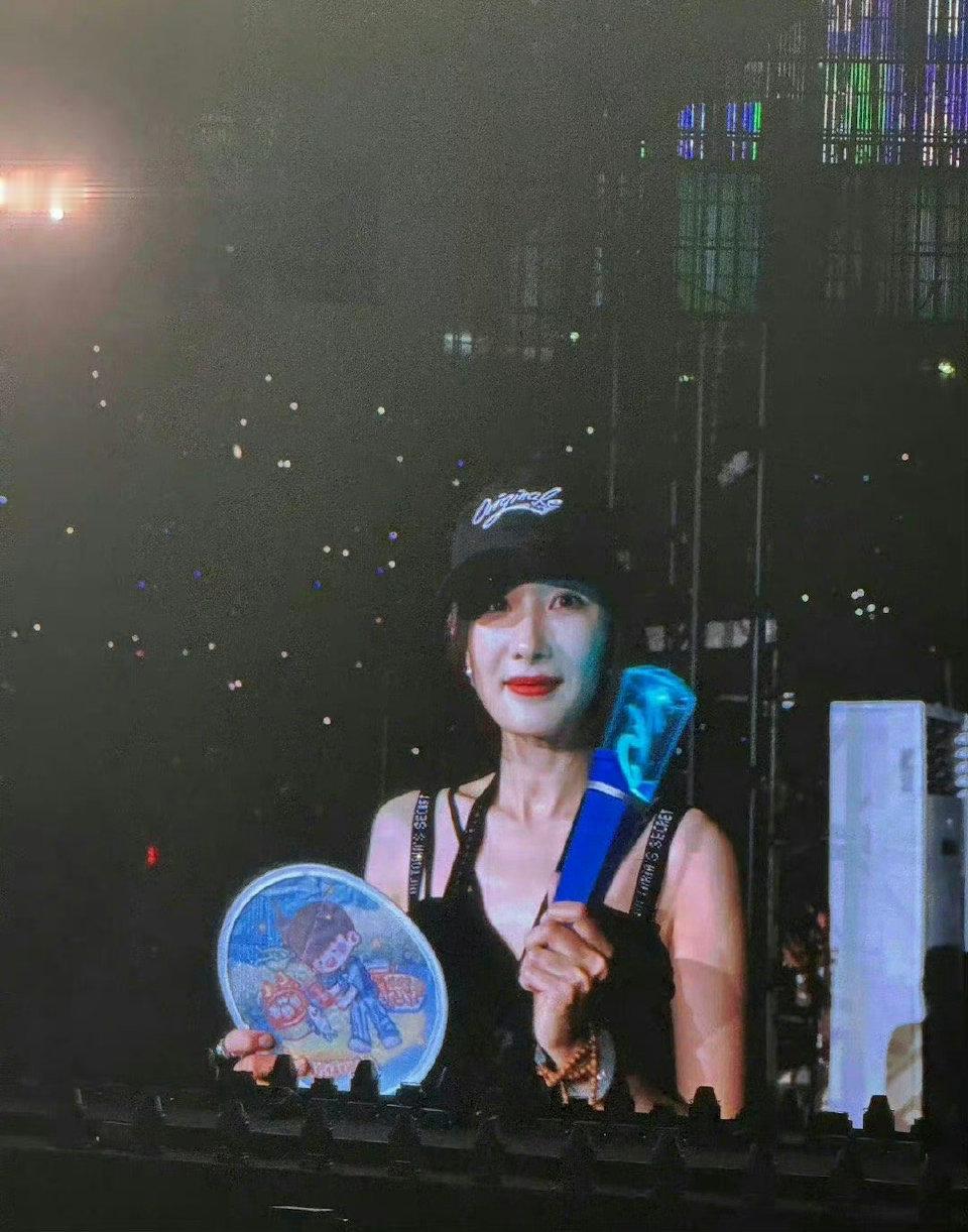 杨幂&angelababy演唱会大屏下的颜值，谁秒了？ ​​​
