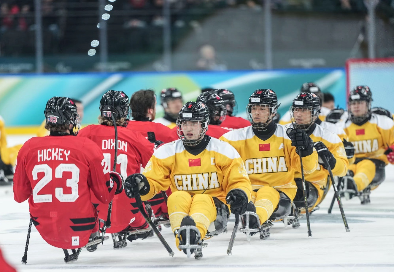 当地时间3月13日，在意大利米兰举行的米兰-科尔蒂纳冬残奥会残奥冰球半决赛中，中