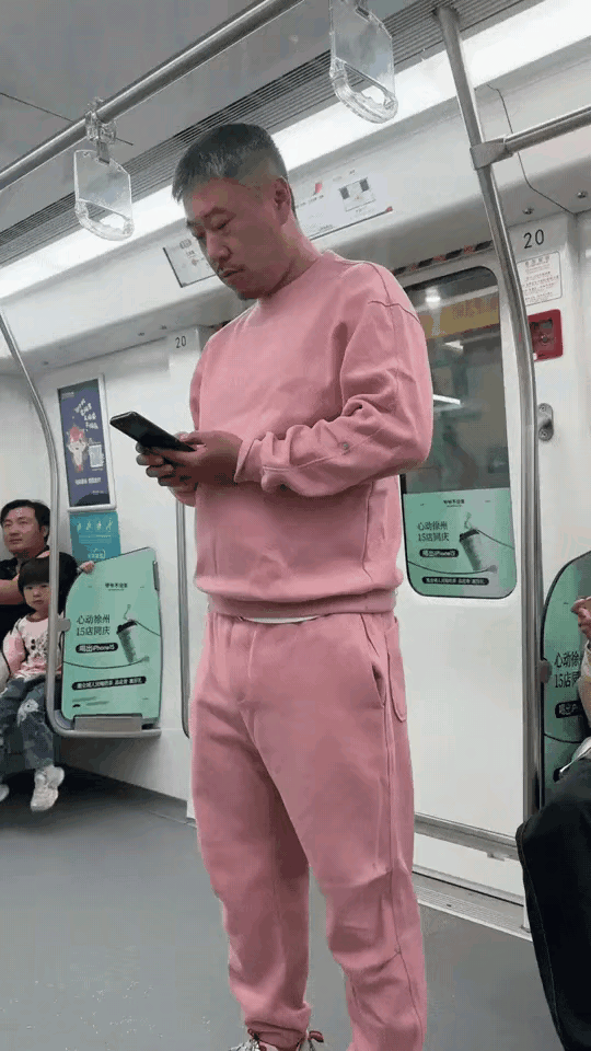 这男人一看就是练家子。