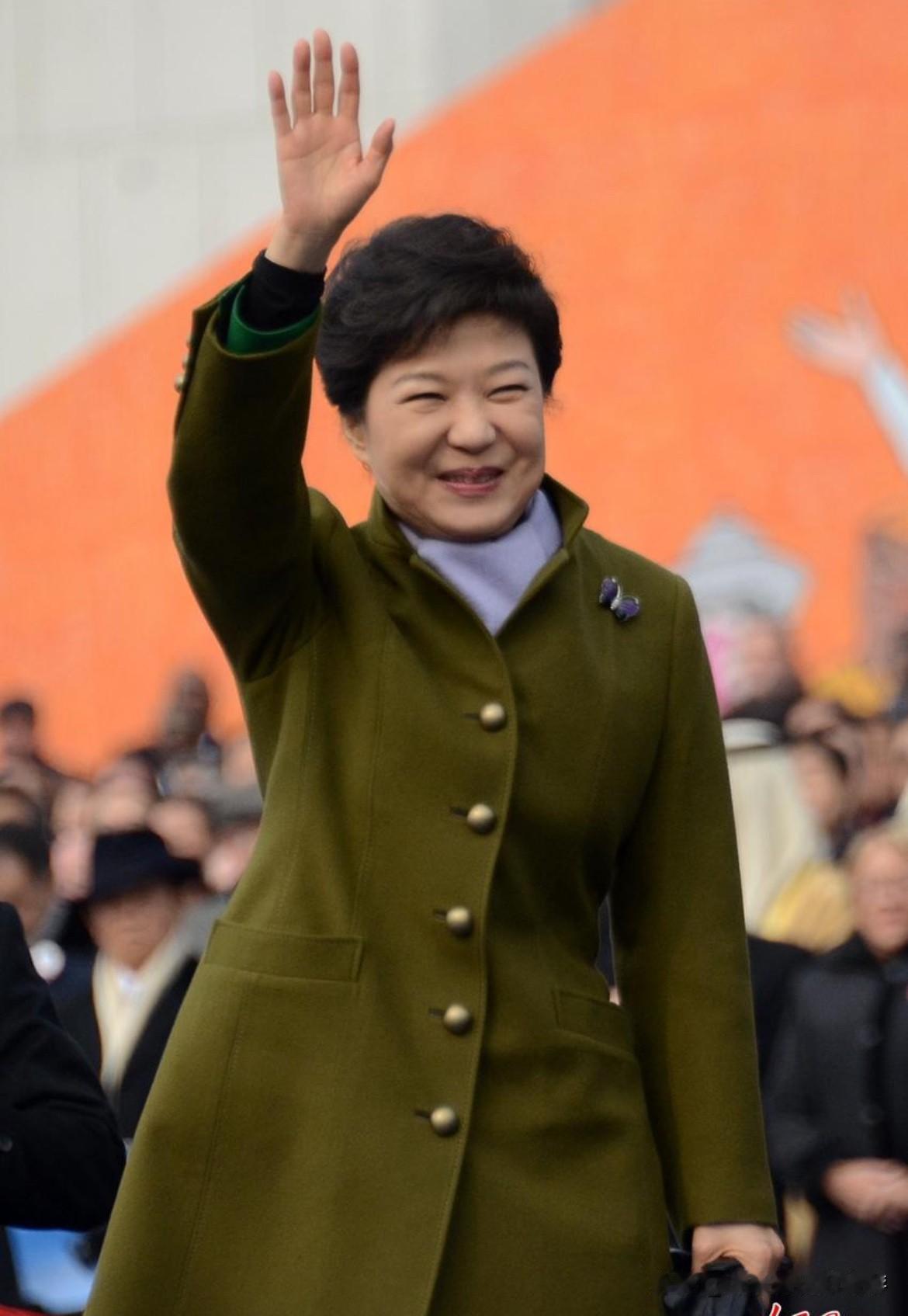 73岁朴槿惠高调复出！韩国政坛彻底变天

近日，73岁的韩国前总统朴槿惠迎来特赦