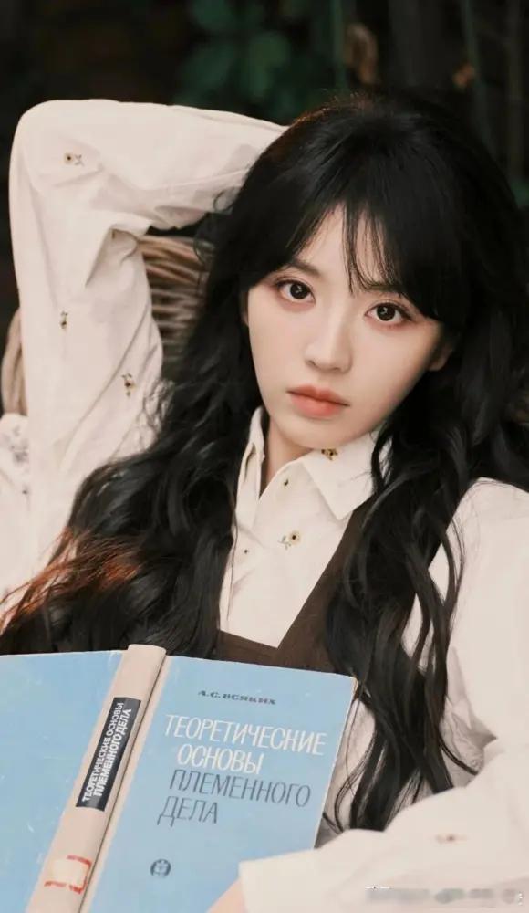 都以为田曦薇在争《灯花笑》这个饼。 我告诉你，这个饼是资本算完账，双手捧上来，求