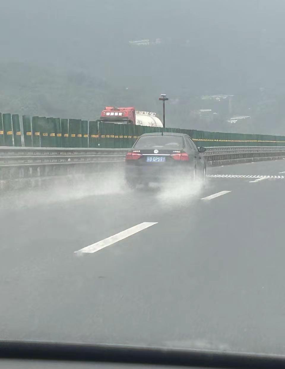 萧敬腾老师什么时候离开重庆。这场大雨下了一天一夜了，666走路踩地雷，开车也是一