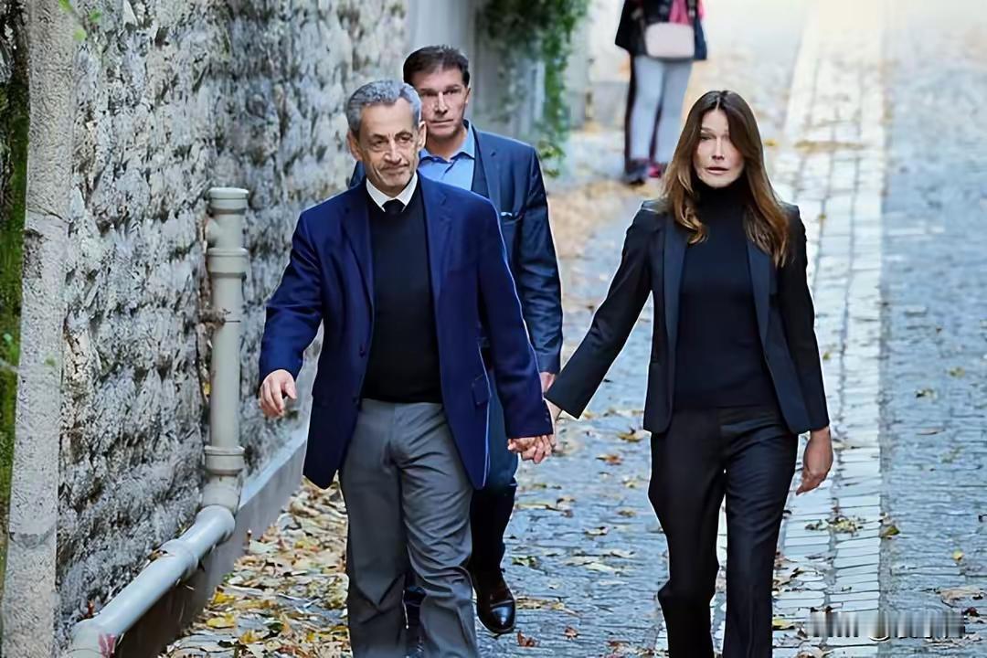 2025年10月21日的巴黎街头，法国前总统萨科齐和妻子布吕尼的身影格外引人注意