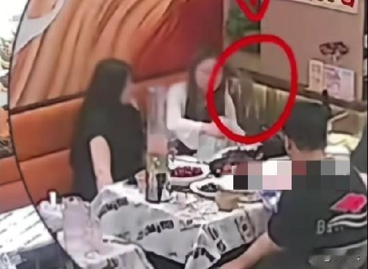 近日，广东深圳，2名女子和同伴在餐馆吃饭，突然一只大老鼠从天而降，直接砸中正在就