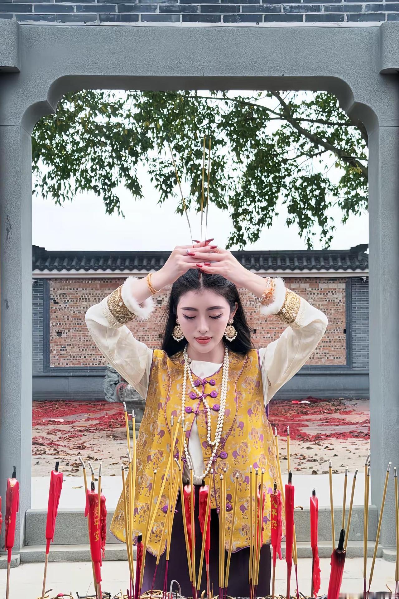 你的大运即将开始国风 我点高香敬神明 虔诚祈祷 穿搭日常 中式